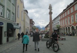 Markt Murnau mit Säule der Bavaria