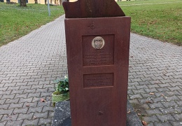 20230131-Heilanstalt-Winnental-Gedenkskulptur-nah