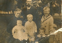 Wilhelm Wiedenmann mit vier jüngeren Geschwistern und den Eltern um 1919.
