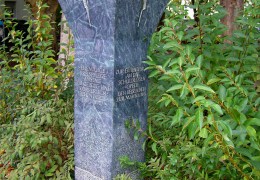 Gedenkstein_Ehemalige_Kreispflegeanstalt_01_Wikipedia