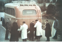 bus-rot-abholung-in-liebenau-farbfoto