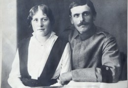 Kreszentia Villing geb. Mönig mit Ehemann Karl Villing in Uniform. (Aus Familienbesitz)