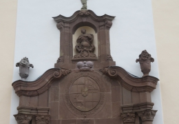 IMG_4435-Wallfahrtskirche-St.-Anna-Westportal-mit-Stifterwappen