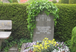 Münter Grab mit Münterhaus im Hintergrund